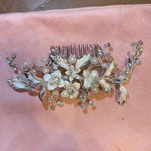 Pearl and floral bridal hairpiece